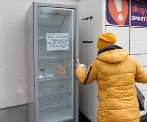 Mieszkańcy płockiego osiedla chcą podzielić się jedzeniem z potrzebującymi. Stanęła tam pierwsza lodówka społeczna