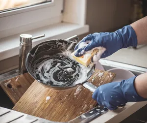 Nie wyrzucaj przypalonej patelni! Jeden produkt, który masz w kuchni, rozwiąże problem