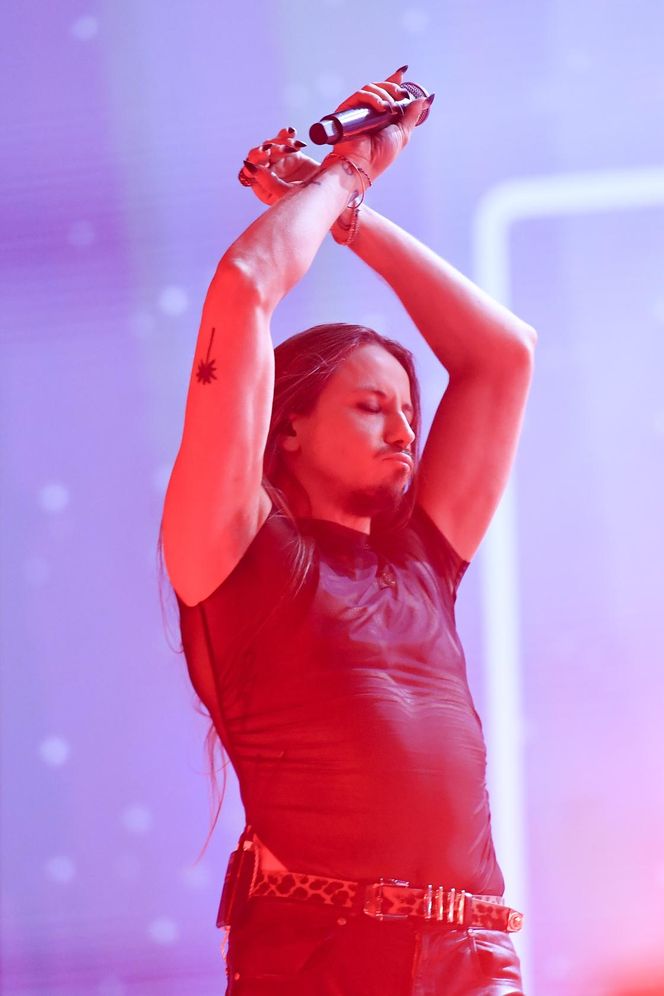 Michał Szpak przyłapany bez spodni za kulisami koncertu. Tego nie pokazali w TV!