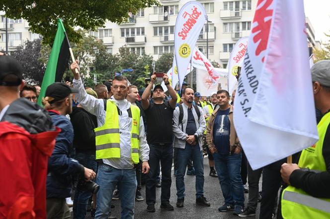 Górnicy i energetycy przed siedzibą MAP w Warszawie 