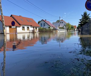 Lewin Brzeski nadal pod wodą