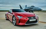 Lexus LC 500 ściga się z myśliwcem F-18