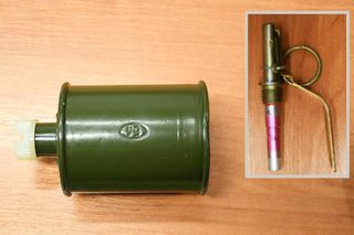 Przyniosła na komisariat granat, który znalazła w garażu