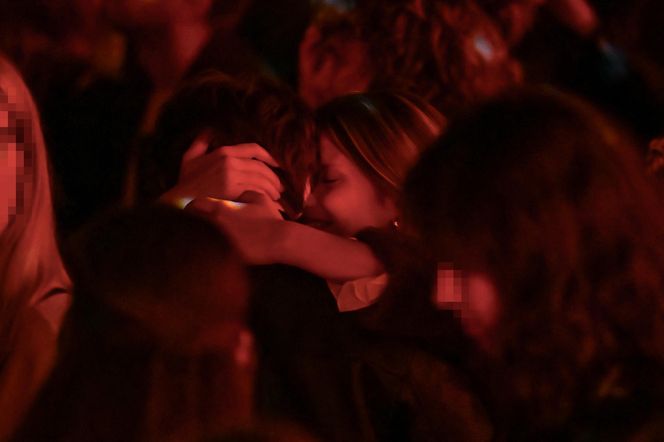 Maciej Musiał całował ukochaną na balkonie