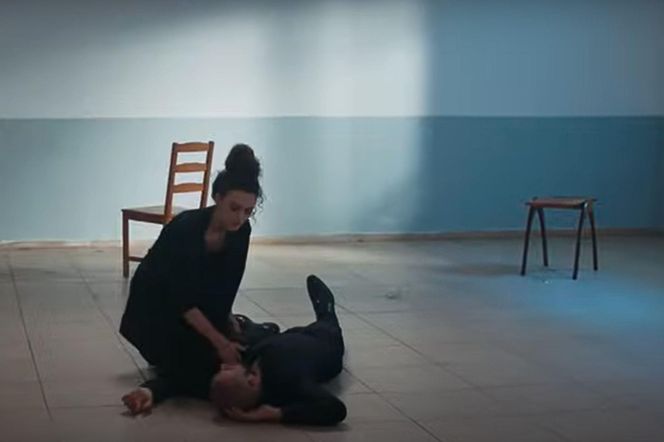 Nana obezwładnia jednego z porywaczy 