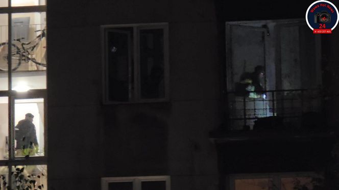 Furiat szalał na Mokotowie. Zrzucał meble na samochody