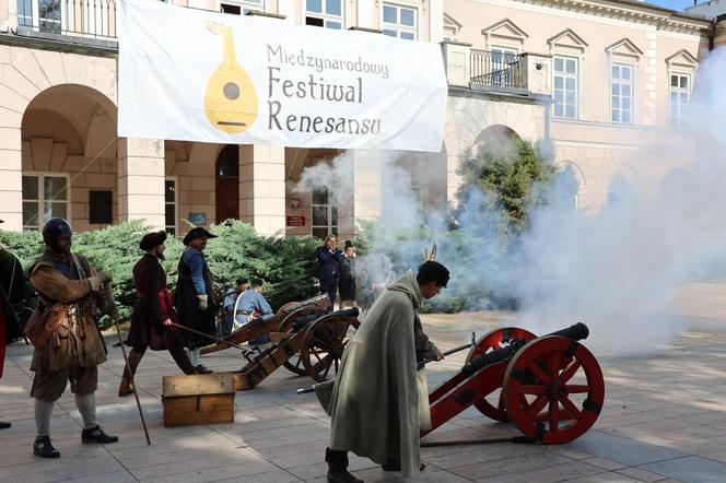 Salwy armatnie w centrum Lublina. Tak wyglądała inscenizacja historyczna na pl. Litewskim