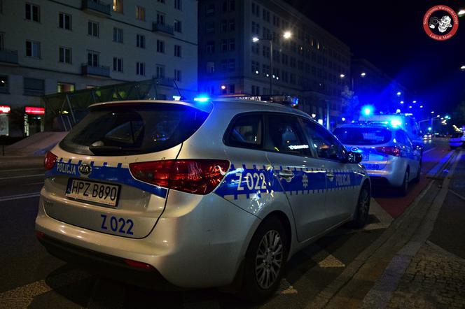 Mężczyzna wypadł z okna i spadł na innego mężczyznę
