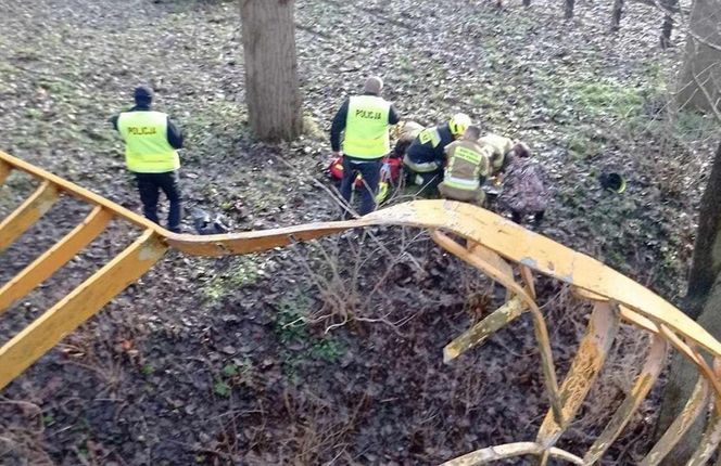 Pelplin. Fatalny wypadek na moście. Kierowca volkswagena runął do rzeki. Był reanimowany [ZDJĘCIA].