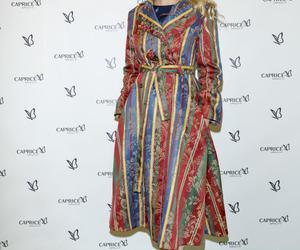 Gwiazdy pozują z butami. Więdłocha ma nową fuchę, Andrzejewicz w ogromnej marynarce, Kostka jak pani wiosna