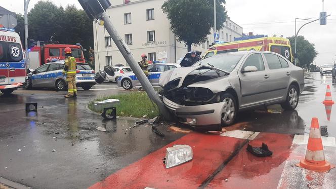 Piekary Śląskie: Wypadek policyjnego radiowozu. Dwóch policjantów trafiło do szpitala 