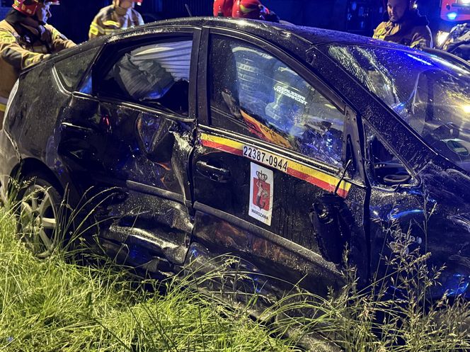 Dramatyczny wypadek we Włochach. Autobus zdzerzył się z osobówką