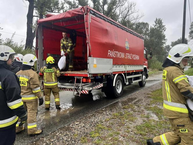 Przekroczone stany alarmowe na kilku rzekach, strażacy układają worki z piaskiem. Relacja live