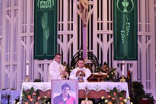 Polonia modliła się przy relikwiach pierwszego świętego millenialsa