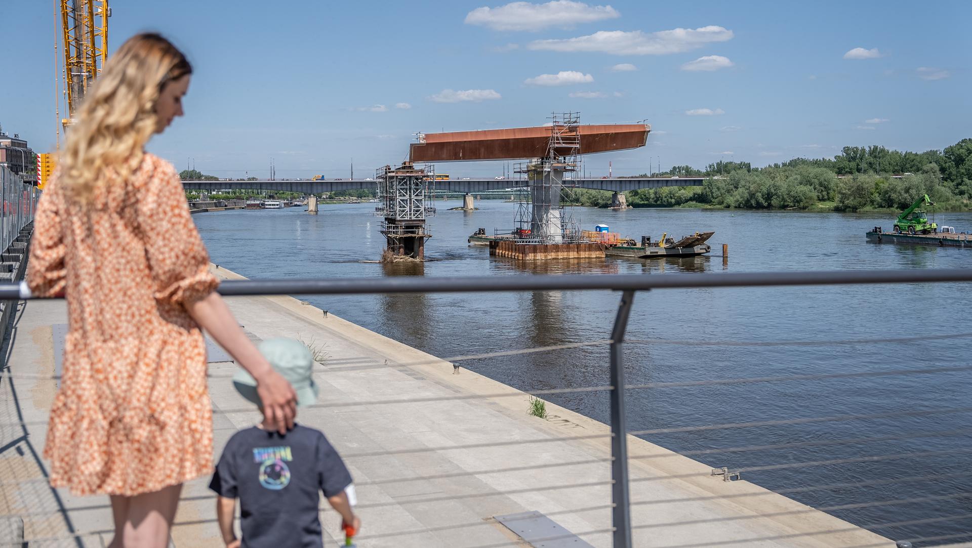Kładka przez Wisłę w Warszawie: montaż ustroju nośnego