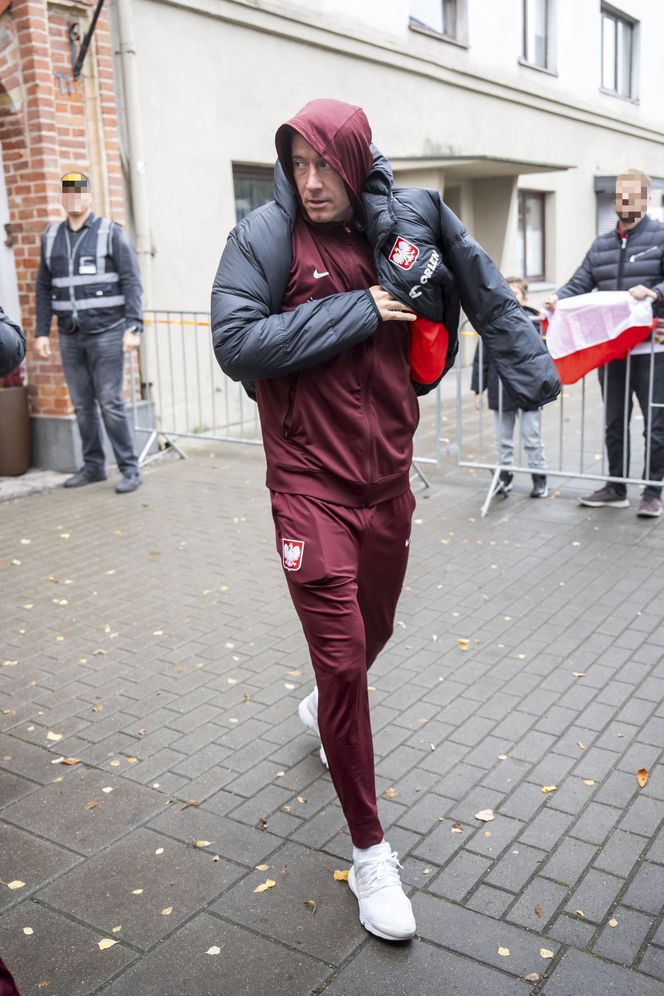 Reprezentacja zmokła na spacerze. Lewandowski się krył przed deszczem