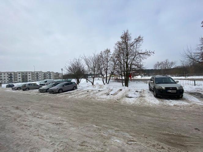 Próba porwania dziecka w Białymstoku. Rodzice są przerażeni. "Ciemny samochód, mężczyzna w okularach"