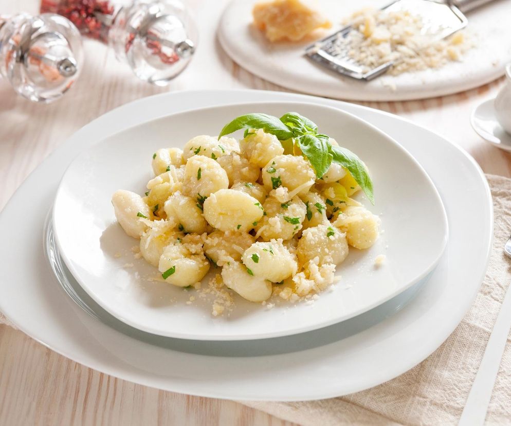15-miutowy obiad, który zachwyci kremowością. Gnocchi z parmezanem i cytryną zawsze wychodzą