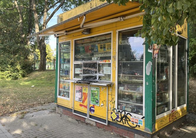22-latek włamał się do kiosku. Nagrała go kobieta myjąca okna