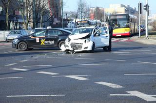 Zderzenie suzuki z karetką na sygnale na skrzyżowaniu Zamienieckiej z Ostrobramską