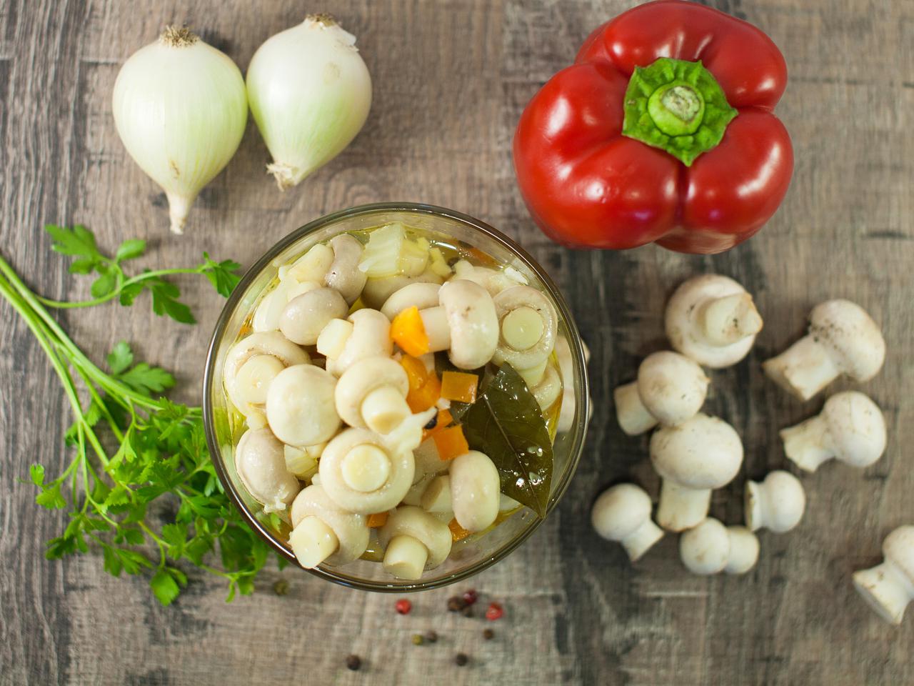 Sałatka warzywna z pieczarkami