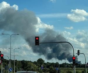 Mazowieckie. Pożar hali w Wólce Kosowskiej. Trwa ewakuacja i gaszenie obiektu [ZDJĘCIA]