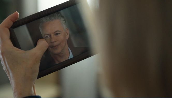 Barwy szczęścia, odcinek 3184. Wanda (Maja Barełkowska), zdjęcie Henryka (Zbigniew Suszyński)