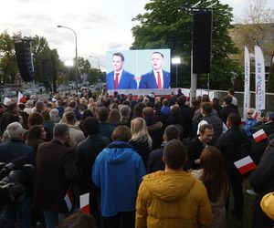 Tłumy pod siedzibą TVP. Debatę Trzaskowski–Nawrocki oglądają na telebimie