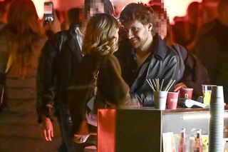 Maciej Musiał całował ukochaną na balkonie