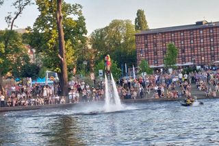 Tłumy bydgoszczan i turystów na Sterze na Bydgoszcz 2025. Emocji dostarczyły Wyścig butelkowy i popisy flyboardzistów [ZDJĘCIA]