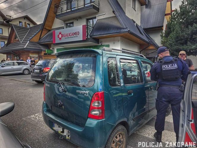 Pijani przyjechali samochodem dokupić wódki