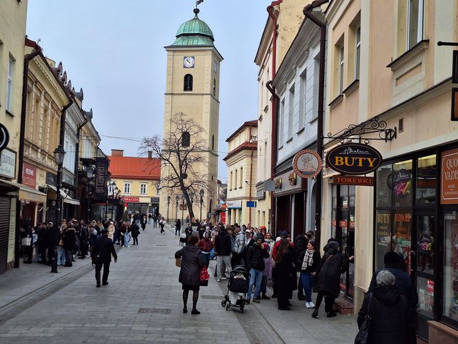 Rzeszowianie tłumnie ruszyli po pączki w Tłusty Czwartek 