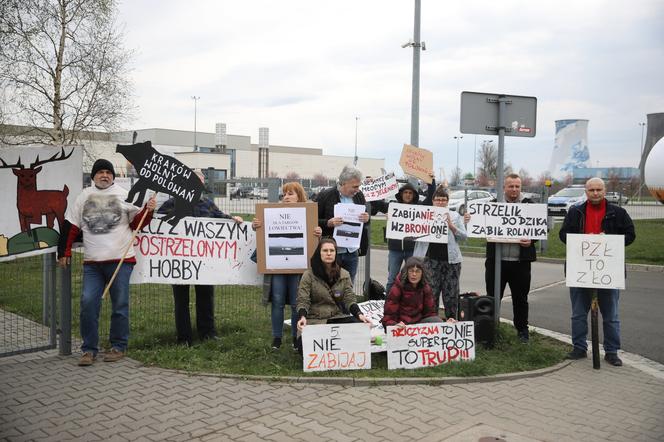 Targi łowiectwa w Krakowie. Przed Halą EXPO protestowali obrońcy zwierząt