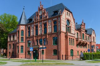 Zabytkowa szkoła muzyczna w Szczecinku odzyskała piękno. Witrażowe okna, łupek i cegła