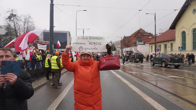 „Zielony Ład=Głód”, „Mleko nie jest z Biedronki”. Te hasła pojawiły się na proteście rolników w Olsztynie