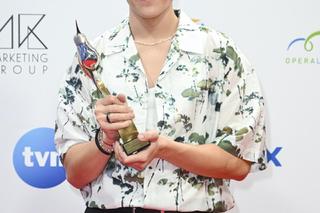 Oskar Cyms z bursztynowym słowikiem