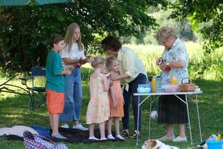 M jak miłość odc. 1828. bliźniaczki (Julia, Marcelina Kempka), Lenka (Olga Cybińska), Misiek (Aleksander Bożyk), Barbara (Teresa Lipowska), Marysia (Małgorzata Pieńkowska)