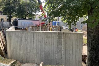 Przy ul. Tymowskiego powstaje skwer i pomnik ofiar Holokaustu