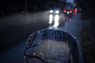 Widzisz stojący w ciemności przy drodze wózek dziecięcy? Ekspertka od bezpieczeństwa ostrzega: tego nie rób