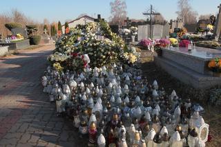 Cała okolica płacze po wypadku w Romanowie! Morze kwiatów przykryło trumny