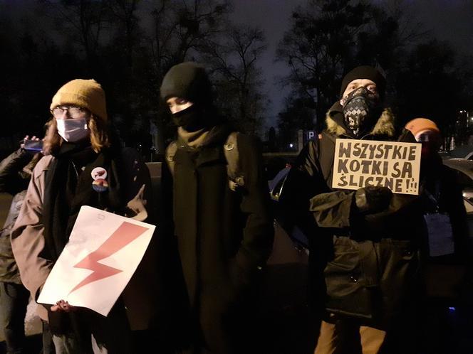 Strajk kobiet w Toruniu. Protest pod komendą policji. "Tchórze, tchórze!" 