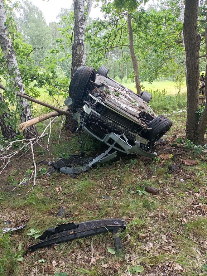 Sportowym bmw roztrzaskał się na drzewie. Wypadek pod Legionowem