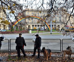 Policjanci ochraniający tęczę w trakcie Marszu Niepodległości 2014