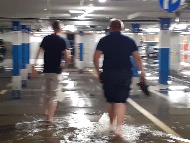 Parking podziemny oraz ulica Traugutta po ulewie w Toruniu