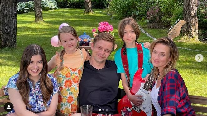 Barwy szczęścia po wakacjach 2023. Hubert (Marek Molak), Agata (Natalia Zambrzycka), Emil (Artem Malashchuk), Asia (Anna Gzyra), Marysia (Nina Szumowska)