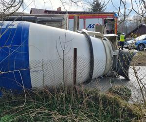 Kierowca miał mnóstwo szczęścia! Betoniarka jest całkowicie zniszczona