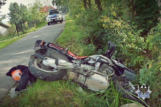 Młody kierowca nie zauważył motocyklisty