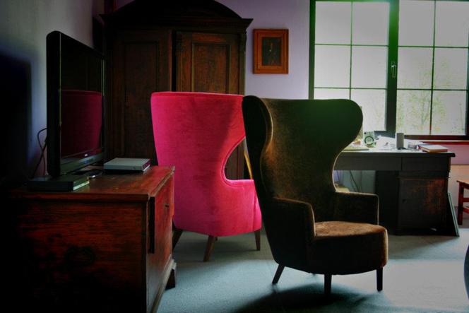 Fotel lub krzesło: wybieramy stylowy mebel do pokoju młodzieżowego!