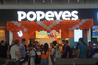 Wielkie otwarcie Popeyes za nami. Setki osób oczekujących w kolejce. Każdy chciał dostać darmową kanapkę