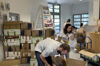 #pomagamyRazem w Warszawie - pakowanie darów